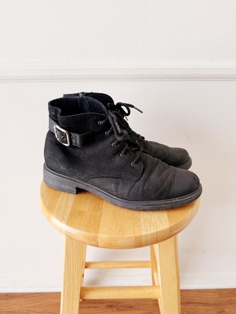 Munro Bradley black nubuck leather ankle boots